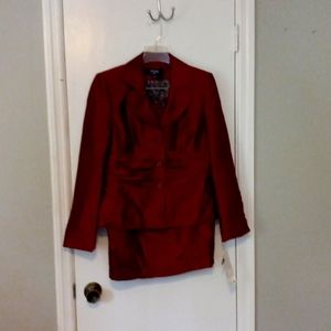 Women's size 6 Jones wear suit never worn still has tags on it